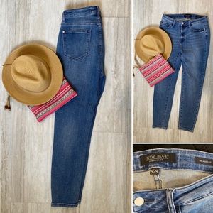 Judy Blue relaxed fit jeans. 9/29 w/ 28” inseam. Finished hem. Zipper. Like new!